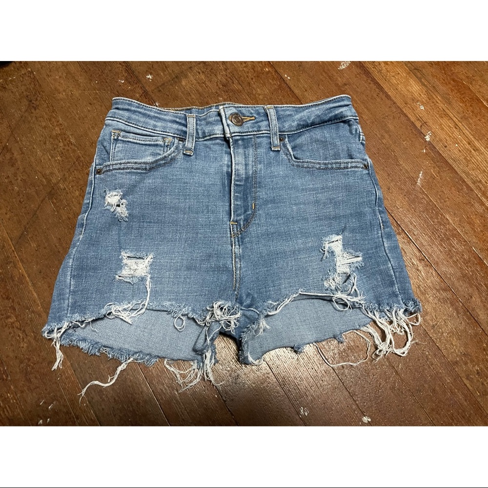 Distressed Levi 721 shorts